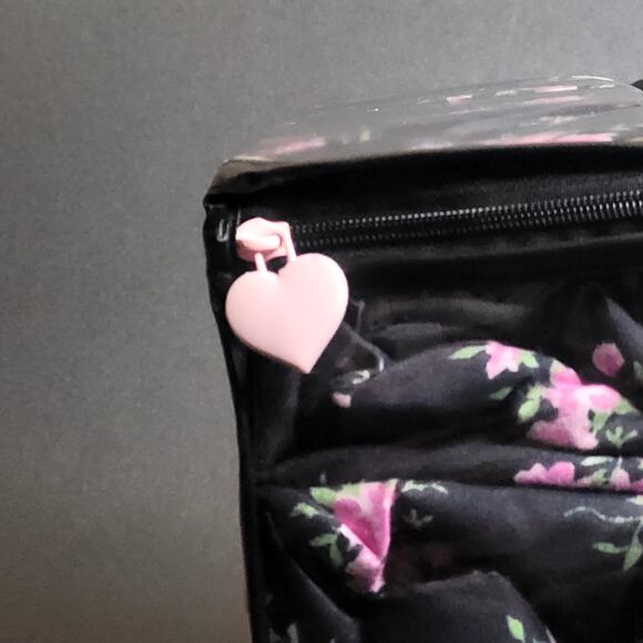 Betsey Johnson Flower Dreams Microfiber Black Pink Floral Print Queen Sheets NEW - Picture 5 of 8